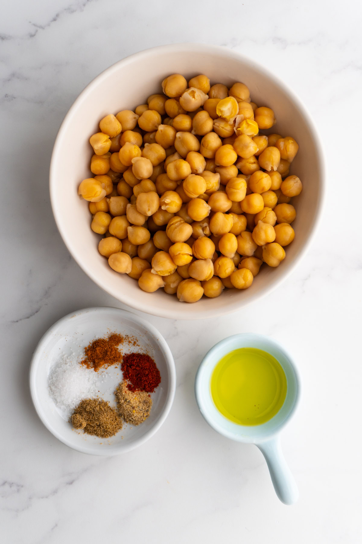 Ingredients needed to make air fryer chickpeas.