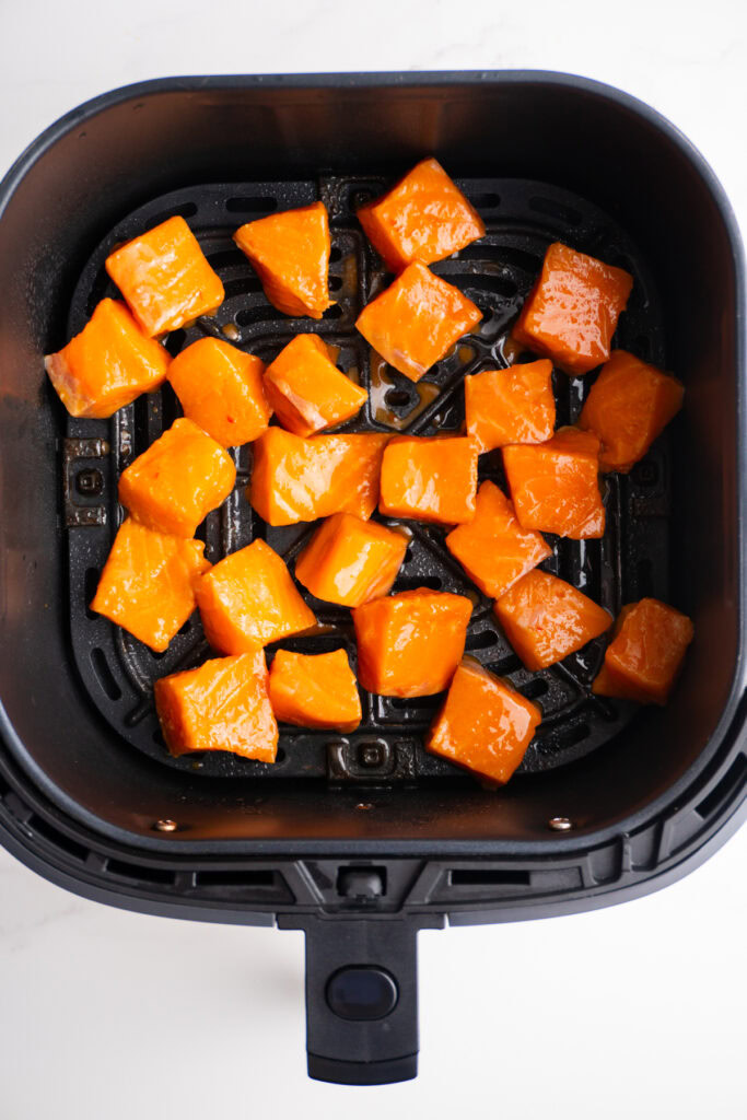 Poke marinated salmon in the air fryer to cook.